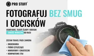 Ręce czyszczą obiektyw aparatu Sony niebieską mikrofibrą. Hasło "Fotografuj bez smug i odcisków" podkreśla znaczenie czyszczenia obiektywu.