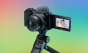Kamera Sony zve10 z mikrofonem na statywie, gotowa do nagrywania uśmiechniętej vlogerki.