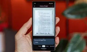 Skaner w telefonie Google Obiektyw skanuje dokument. Widoczny jest interfejs aplikacji z zaznaczonym tekstem i opcjami.