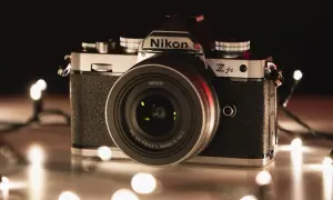 Nikon Z fc, jeden z rodzajów aparatów, otoczony świątecznymi lampkami.