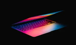 Laptop z podświetlaną klawiaturą w tęczowych barwach, idealny jako jaki laptop do obróbki zdjęć.