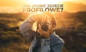 Kobieta w dżinsowej kurtce robi zdjęcie aparatem na tle zachodzącego słońca. Tekst: "Jak zrobić zdjęcie profilowe?".