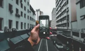 Czy warto kupić aparat fotograficzny? Odkryj zalety i wady wyboru