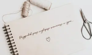 Co napisać na pierwszej stronie albumu? "Przypadek pisze najlepsze scenariusze w życiu..." - idealne motto na drewnianej okładce.
