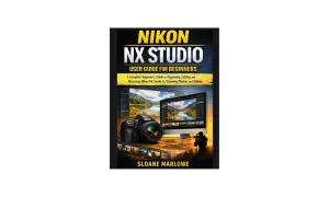 Okładka książki "Nikon NX Studio po polsku" z aparatem, komputerem i krajobrazem.