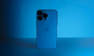Niebieski iPhone 13 z potrójnym aparatem, gotowy do uchwycenia każdego piksela.