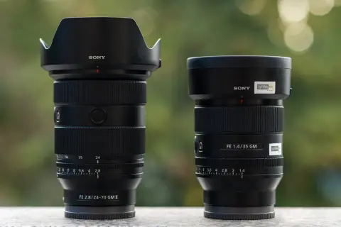 Dwa obiektywy Sony: zmiennoogniskowy 24-70mm f/2.8 GM II i stałoogniskowy 35mm f/1.4 GM.