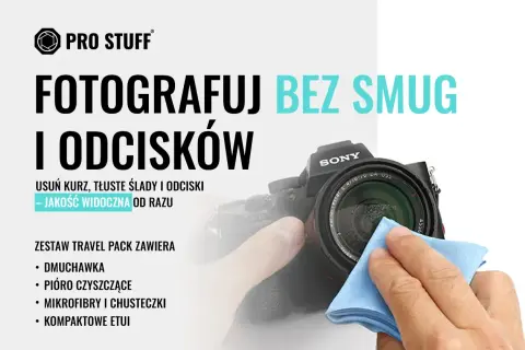 Ręce czyszczą obiektyw aparatu Sony niebieską mikrofibrą. Hasło "Fotografuj bez smug i odcisków" podkreśla znaczenie czyszczenia obiektywu.