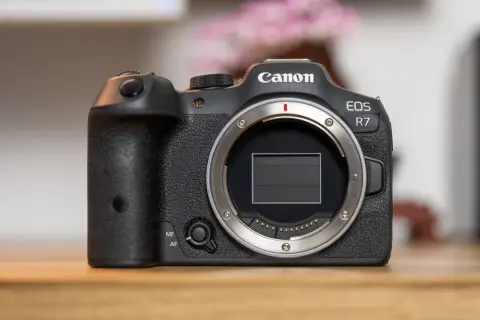 Canon EOS R7 – doskonały aparat dla każdego. Sprawdź aktualną canon r7 cena i zacznij tworzyć!
