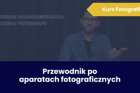 Mężczyzna w okularach prowadzi kurs fotografii online. Na ekranie widnieje napis "Przewodnik po aparatach fotograficznych".