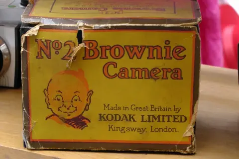 Stary, żółty karton z napisem "Nº2 Brownie Camera" i rysunkiem dziecka. To może być pierwszy aparat fotograficzny, jaki kiedykolwiek widziałeś!
