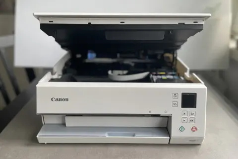 Drukarka Canon TS6351 z otwartą klapą, gotowa do drukowania. Dowiedz się, jak połączyć drukarkę Canon z telefonem, by drukować bezprzewodowo.