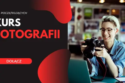 Uśmiechnięta dziewczyna z aparatem, zaproszenie na darmowy kurs fotografii online dla początkujących.