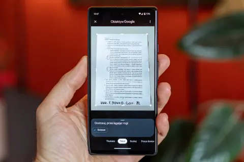 Skaner w telefonie Google Obiektyw skanuje dokument. Widoczny jest interfejs aplikacji z zaznaczonym tekstem i opcjami.