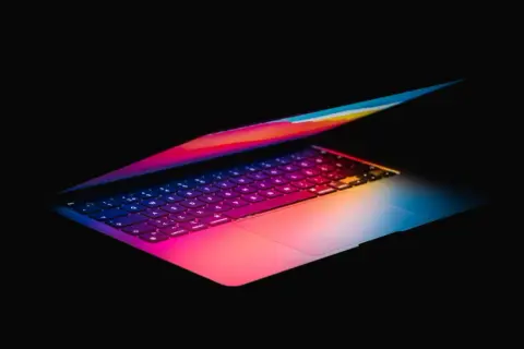 Laptop z podświetlaną klawiaturą w tęczowych barwach, idealny jako jaki laptop do obróbki zdjęć.