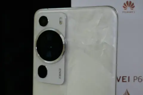 Biały Huawei P60 z modułem aparatów Xmage. Idealny smartfon z dobrym aparatem do uchwycenia każdej chwili.