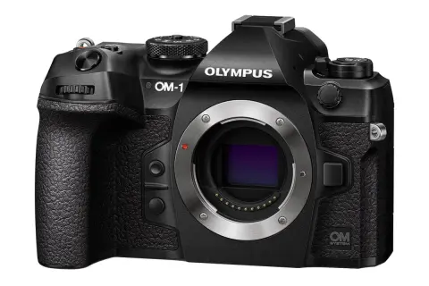 Czarny aparat OM-1 z obiektywem.