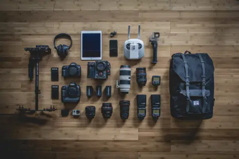 Sprzęt filmowca: kamery RED i Canon, obiektywy, stabilizator, dron, tablet, słuchawki i plecak ttartisan.