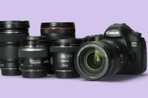 Kilka obiektywów Canon i korpus aparatu EOS 5Ds R na jasnofioletowym tle.