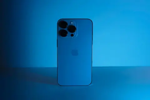 Niebieski iPhone 13 z potrójnym aparatem, gotowy do uchwycenia każdego piksela.