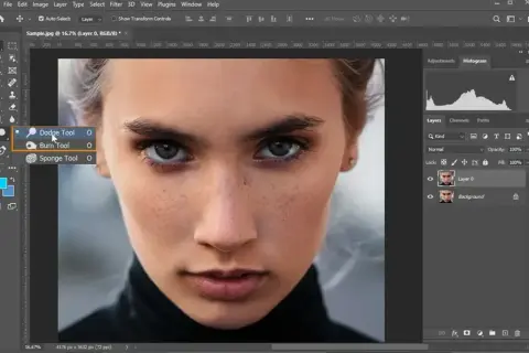 Jak rozjaśnić zdjęcie? W Photoshopie użyj narzędzia Dodge Tool, aby delikatnie rozjaśnić wybrane partie twarzy modelki.