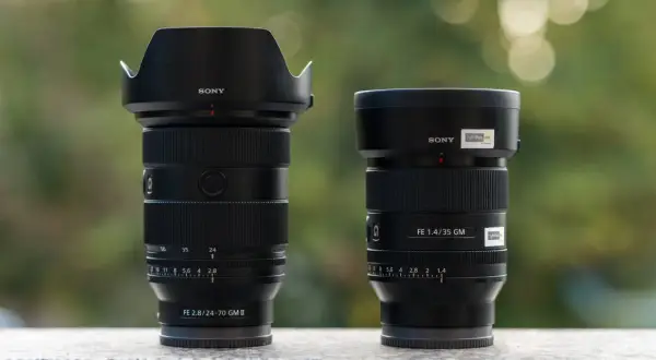 Dwa obiektywy Sony: zmiennoogniskowy 24-70mm f/2.8 GM II i stałoogniskowy 35mm f/1.4 GM.
