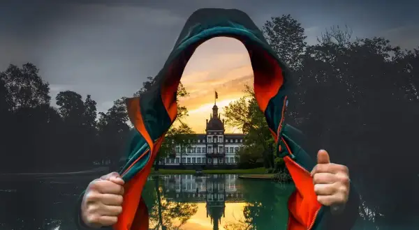 Osoba w kapturze odsłania widok na pałac odbijający się w wodzie. Efektowne łączenie zdjęć w jedno.