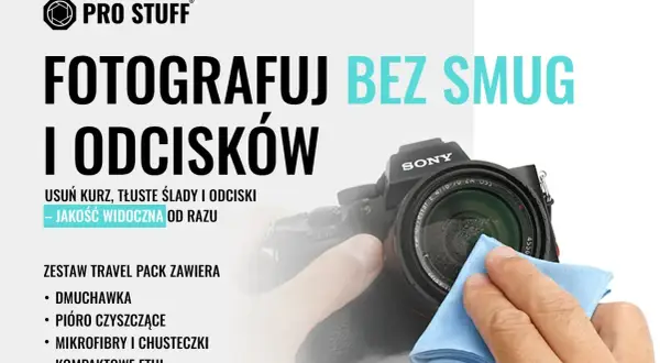 Ręce czyszczą obiektyw aparatu Sony niebieską mikrofibrą. Hasło "Fotografuj bez smug i odcisków" podkreśla znaczenie czyszczenia obiektywu.