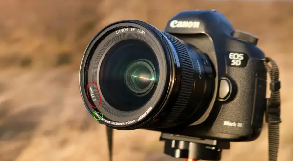 Canon EOS 5D Mark III z obiektywem Canon EF Lens, widoczna średnica 77mm, idealna do montażu filtrów do zdjęć.