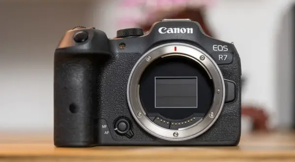 Canon EOS R7 – doskonały aparat dla każdego. Sprawdź aktualną canon r7 cena i zacznij tworzyć!