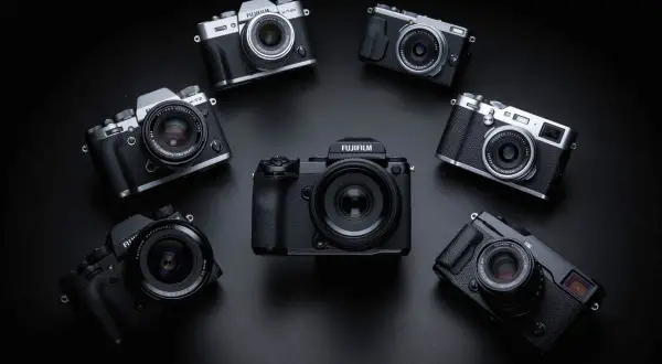 Kolekcja aparatów Fujifilm ułożona w okrąg. W centrum duży, czarny korpus, a wokół niego mniejsze modele, w tym X-T20. Każdy aparat to potencjalna pełna klatka możliwości.