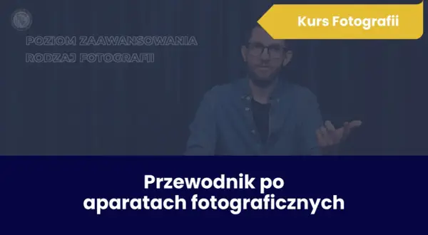 Mężczyzna w okularach prowadzi kurs fotografii online. Na ekranie widnieje napis "Przewodnik po aparatach fotograficznych".