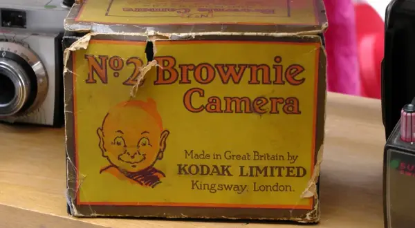 Stary, żółty karton z napisem "Nº2 Brownie Camera" i rysunkiem dziecka. To może być pierwszy aparat fotograficzny, jaki kiedykolwiek widziałeś!