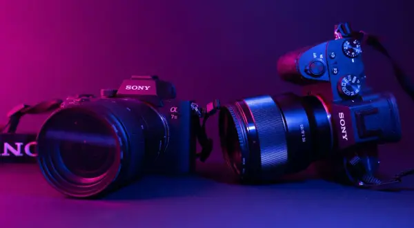 Dwa aparaty Sony, jeden z obiektywem 85mm, idealne dla początkujących. Jaki aparat na początek wybrać?