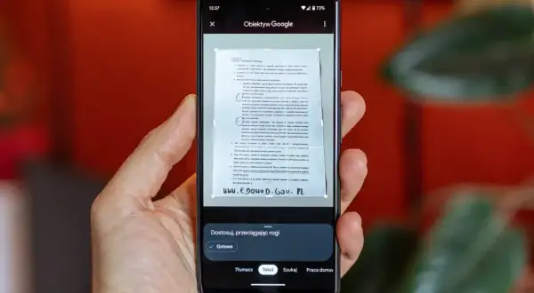 Telefon z aplikacją Obiektyw Google pokazuje, jak zeskanować zdjęcie dokumentu. Widoczne są ramki do dopasowania tekstu.