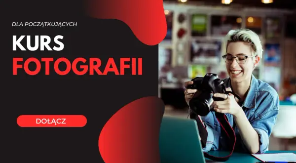 Uśmiechnięta dziewczyna z aparatem, zaproszenie na darmowy kurs fotografii online dla początkujących.