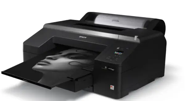 Czarna drukarka Epson z wydrukiem portretu kobiety. To najlepsza drukarka do zdjęć, która ożywia Twoje wspomnienia.