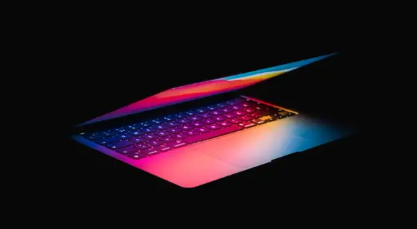 Laptop z podświetlaną klawiaturą w tęczowych barwach, idealny jako jaki laptop do obróbki zdjęć.
