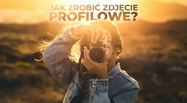 Kobieta w dżinsowej kurtce robi zdjęcie aparatem na tle zachodzącego słońca. Tekst: "Jak zrobić zdjęcie profilowe?".