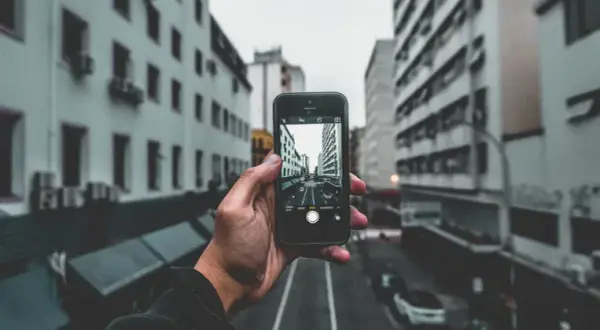 Czy warto kupić aparat fotograficzny? Odkryj zalety i wady wyboru