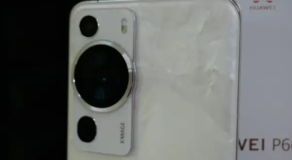 Biały Huawei P60 z modułem aparatów Xmage. Idealny smartfon z dobrym aparatem do uchwycenia każdej chwili.