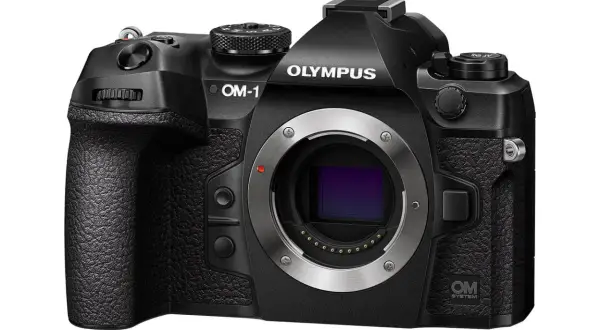 Czarny aparat OM-1 z obiektywem.