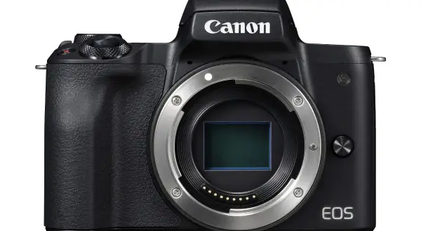 Czarny aparat Canon EOS M50 z widocznym sensorem. Idealny do uchwycenia każdej chwili.