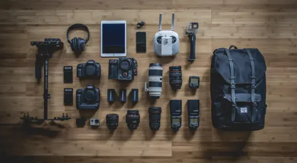 Sprzęt filmowca: kamery RED i Canon, obiektywy, stabilizator, dron, tablet, słuchawki i plecak ttartisan.