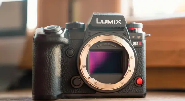 Profesjonalny aparat Lumix S1II. Zadbaj o jego bezpieczeństwo, rozważ ubezpieczenie aparatu fotograficznego.