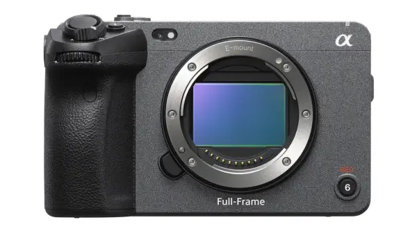 Szara obudowa aparatu Sony fx3 z uchwytem i obiektywem E-mount.