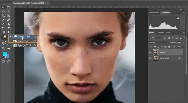 Jak rozjaśnić zdjęcie? W Photoshopie użyj narzędzia Dodge Tool, aby delikatnie rozjaśnić wybrane partie twarzy modelki.