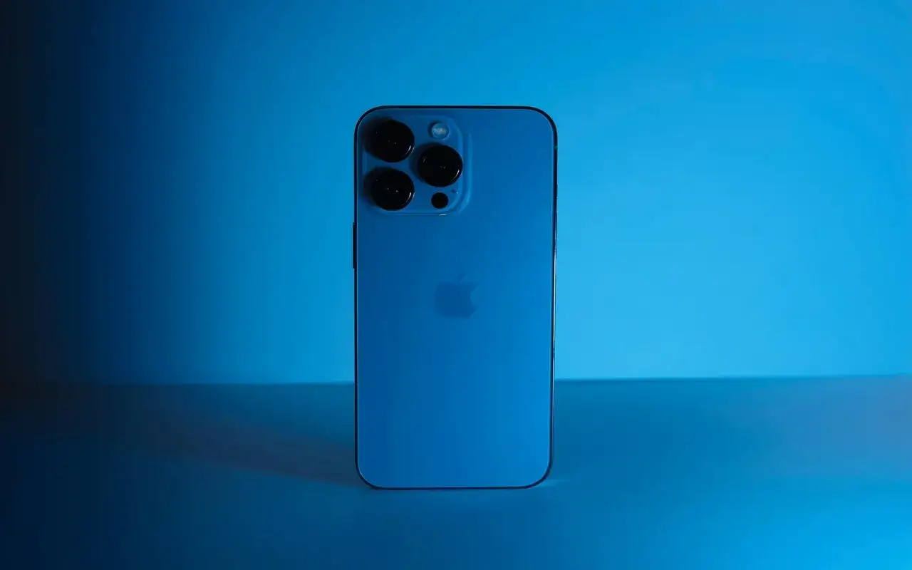 Niebieski iPhone 13 z potrójnym aparatem, gotowy do uchwycenia każdego piksela.
