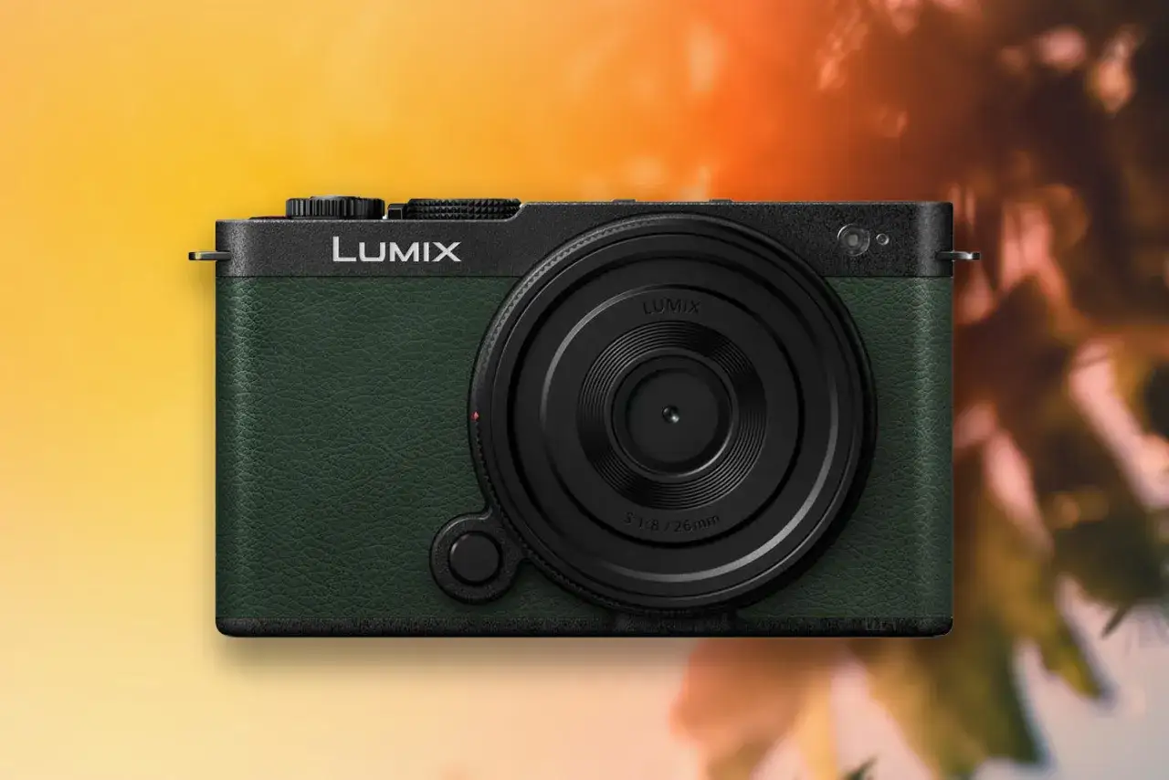 Elegancki, zielony aparat Lumix z czarnym obiektywem, idealny aparat na wakacje, gotowy do uchwycenia niezapomnianych chwil.