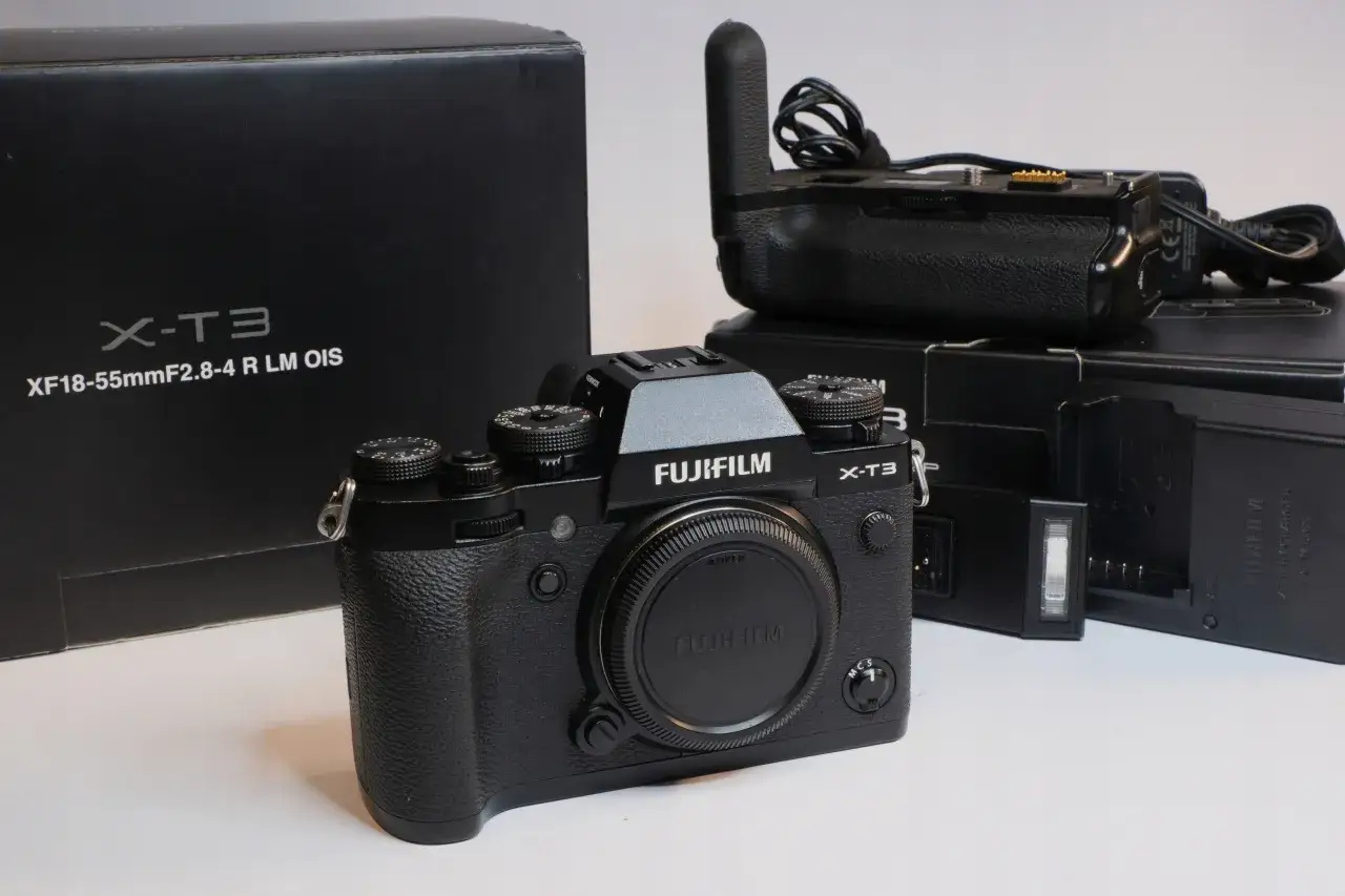 Zestaw Fujifilm X-T3 z obiektywem XF18-55mm, gripem i ładowarką. Gotowy do akcji!
